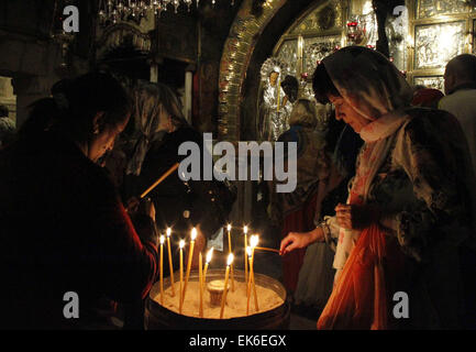 Jerusalem, Jerusalem, Palästina. 7. April 2015. Christliche Gläubige beten in der Kirche des Heiligen Grabes, traditionell von vielen geglaubt, um die Website der Kreuzigung und Grablegung Jesu Christi sein, Teil ihrer Ostern Pilgerreise ins Heilige Land, in die Altstadt von Jerusalem am 7. April 2015 © Saeb Awad/APA Bilder/ZUMA Draht/Alamy Live News Stockfoto