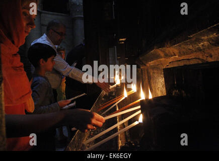 Jerusalem, Jerusalem, Palästina. 7. April 2015. Christliche Gläubige beten in der Kirche des Heiligen Grabes, traditionell von vielen geglaubt, um die Website der Kreuzigung und Grablegung Jesu Christi sein, Teil ihrer Ostern Pilgerreise ins Heilige Land, in die Altstadt von Jerusalem am 7. April 2015 © Saeb Awad/APA Bilder/ZUMA Draht/Alamy Live News Stockfoto