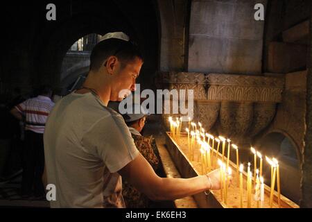 Jerusalem, Jerusalem, Palästina. 7. April 2015. Christliche Gläubige beten in der Kirche des Heiligen Grabes, traditionell von vielen geglaubt, um die Website der Kreuzigung und Grablegung Jesu Christi sein, Teil ihrer Ostern Pilgerreise ins Heilige Land, in die Altstadt von Jerusalem am 7. April 2015 © Saeb Awad/APA Bilder/ZUMA Draht/Alamy Live News Stockfoto