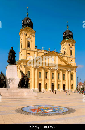 Debrecen, Ungarn. Große reformierte (1823) Neo-Klassik. Architekt - Michaly zusammen.  Statue - Lajos Kossuth Stockfoto