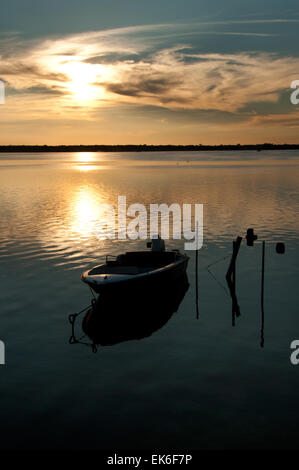 Ein kleines leeres Boot in eine Lagune, Pialassa Baiona, Marina Romea Ravenna, Italien Stockfoto