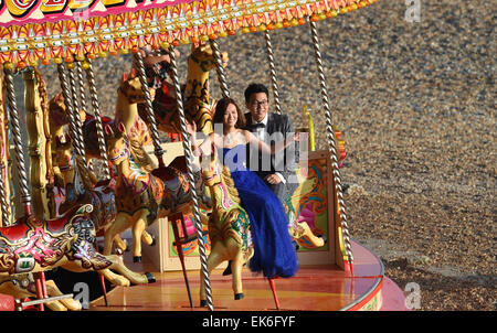 Brighton, UK. 7. April 2015. Ein paar genießen Sie eine Fahrt auf dem Karussell auf Brighton Beach heute Abend nach einem schönen sonnigen Tag an der Südküste. Bildnachweis: Simon Dack/Alamy Live-Nachrichten Stockfoto