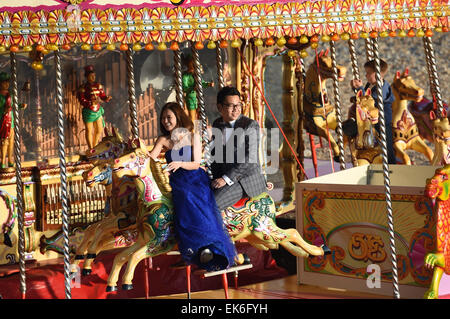 Brighton, UK. 7. April 2015. Ein paar genießen Sie eine Fahrt auf dem Karussell auf Brighton Beach heute Abend nach einem schönen sonnigen Tag an der Südküste. Bildnachweis: Simon Dack/Alamy Live-Nachrichten Stockfoto