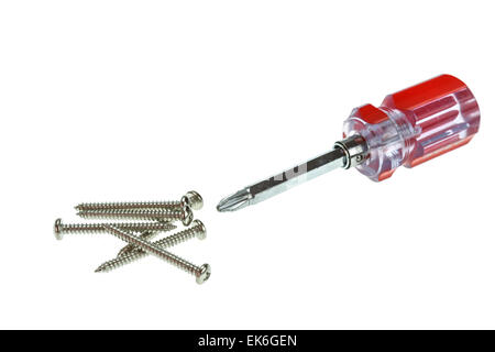 Schrauben und Schraubenzieher isoliert auf weißem Hintergrund Stockfoto