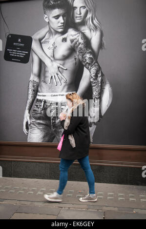 Frau zu Fuß vorbei an Calvin Klein Store in der Londoner Regent Street. Stockfoto