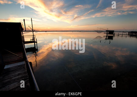 Fischerhütte mit einem großen Netz an einer Lagune bei Sonnenuntergang, Pialassa Baiona, Marina Romea di Ravenna, Italien Stockfoto