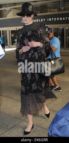 Nicole Kidman am Los Angeles International Airport mit schwarzem Leder Hut, Sonnenbrille und floralen Bauer Kleid Featuring: Nicole Kidman Where: Los Angeles, California, Vereinigte Staaten von Amerika als: 3. Oktober 2014 Stockfoto