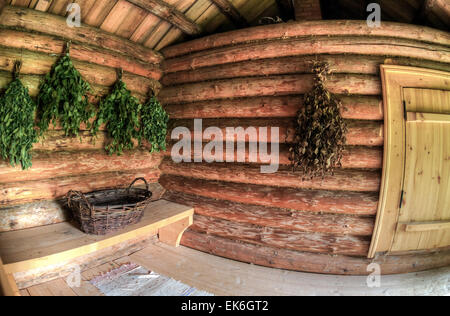 Birke-Besen für ein Dampfbad in der traditionellen russischen Banja aus Holz Stockfoto