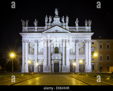 Erzbasilika San Giovanni in Laterano in der Nacht Stockfoto