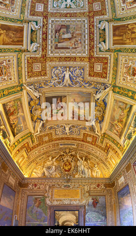 Wappen von Papst Gregory XIII und Fresken in der Galerie der Landkarten in den Vatikanischen Museen. Stockfoto