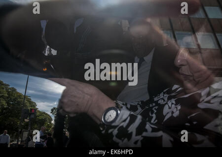 Buenos Aires, Buenos Aires, Argentinien. 7. April 2015. Staatsanwalt Viviana Fein verlässt Richter Fabiana Palmaghini Büro nach einer Anhörung in der Richterin Sandra Arroyo Salgado, späten Staatsanwalt Alberto Nisman Ex-Frau, Argumente, um sie bei der Untersuchung auf Nismans Tod recuse dargestellt. Staatsanwalt Alberto Nisman wurde tot in seiner Wohnung am 18. Januar 2015, einem angeblichen Selbstmord gefunden, das noch untersucht wird. © Patricio Murphy/ZUMA Draht/Alamy Live-Nachrichten Stockfoto