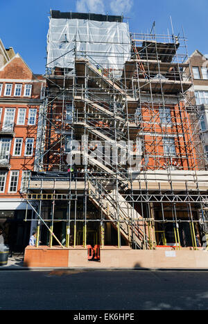 London, 7. April 2015: große Weite der angesagten Marylebone High Street Einkaufsviertel erfährt Entwicklung von Einzelhandelsflächen und Wohnräumen, Marylebone, Central London; England; VEREINIGTES KÖNIGREICH. Stockfoto