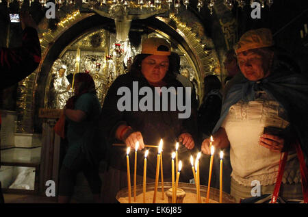 Jerusalem, Palästina. 7. April 2015. Christliche Gläubige beten in der Kirche des Heiligen Grabes, traditionell von vielen geglaubt, um die Website der Kreuzigung und Grablegung Jesu Christi sein, Teil ihrer Ostern Pilgerreise ins Heilige Land, in der Altstadt von Jerusalem. © Saeb Awad/APA-Images/ZUMA Draht/Alamy Live News Stockfoto