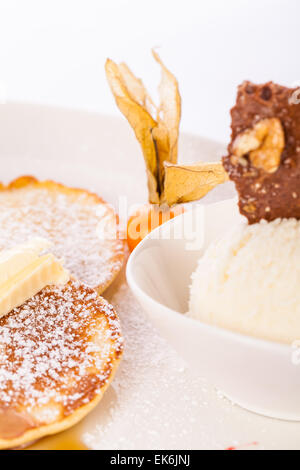 leckere süße Pfannkuchen mit Vanille Eis Marmelade und Sirup-topping Stockfoto