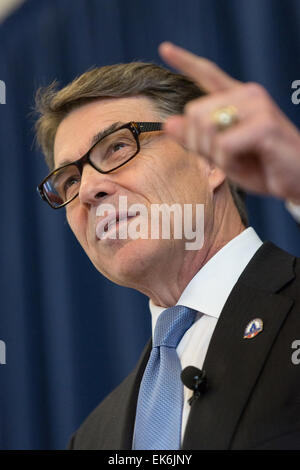 Der ehemalige Gouverneur von Texas und potenziellen republikanischen Präsidentschaftskandidaten Rick Perry gibt eine Außenpolitik Adresse an der Zitadelle militärische Hochschule 6. April 2015 in Charleston, South Carolina. Stockfoto