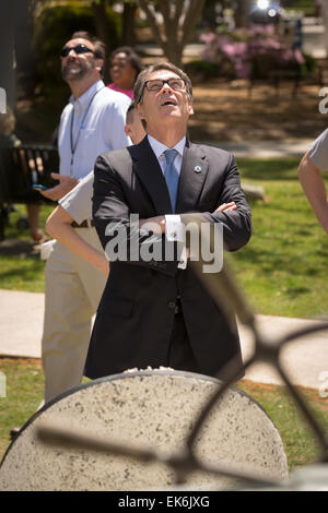 Der ehemalige Gouverneur von Texas und Potenzial republikanischen Präsidentschaftskandidaten Rick Perry Touren den Campus und die Denkmäler von der Zitadelle Militärschule 6. April 2015 in Charleston, South Carolina. Stockfoto