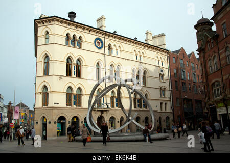 Der Geist von Belfast - Kunst im öffentlichen Raum-Skulptur und Freemasons' Hall, Arthur Platz, Belfast, Nordirland Stockfoto