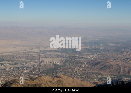 Blick auf das Tal von der Spitze der San Jacinto Mountains in Kalifornien mit einer sehr dichten und dicken Smog-Schicht Stockfoto