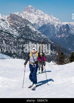 Backcountry Skifahrer, nordöstlich von Cortina, Dolomiten, Alpen, Italien Stockfoto