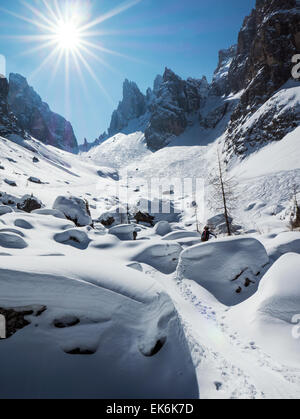 Backcountry Skifahrer, nordöstlich von Cortina, Dolomiten, Alpen, Italien Stockfoto