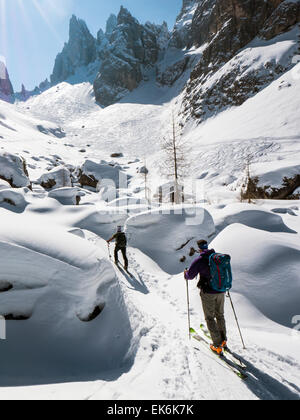 Backcountry Skifahrer, nordöstlich von Cortina, Dolomiten, Alpen, Italien Stockfoto