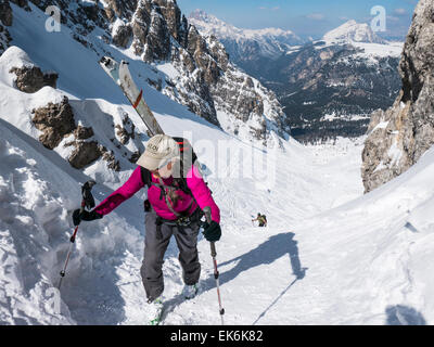 Backcountry Skifahrer, nordöstlich von Cortina, Dolomiten, Alpen, Italien Stockfoto