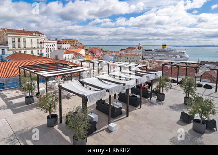 LISSABON PORTUGAL CAFE AUF EINEM HÜGEL MIT BLICK AUF SCHIFFE IN DEN TEJO FESTGEMACHT Stockfoto