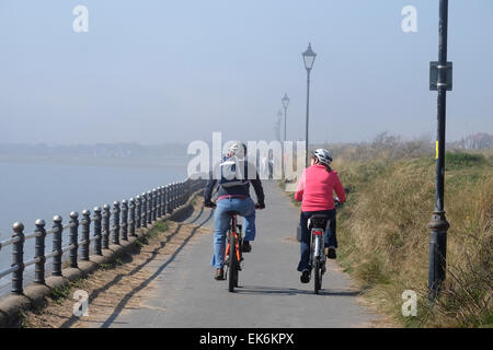 Paar Radfahren bis Lytham St Annes-sur-mer Stockfoto