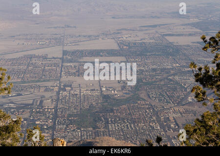 Blick auf das Tal von der Spitze der San Jacinto Mountains in Kalifornien mit einer sehr dichten und dicken Smog-Schicht Stockfoto