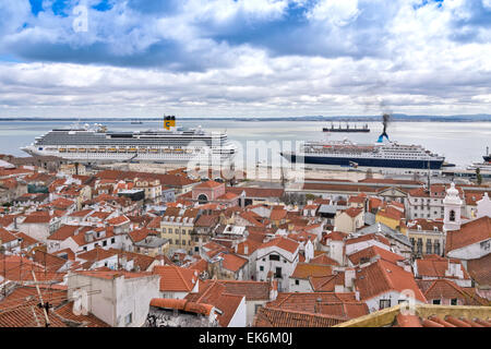 LISSABON-PORTUGAL-SCHIFFE IM HAFEN AM FLUSS TEJO FESTGEMACHT Stockfoto