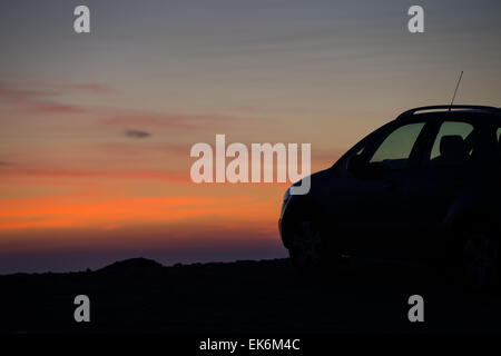 Clarach Bucht, Wales, UK. 7. April 2015.  Ein schönes Ende, ein herrlicher Tag, wie die Sonne über Cardigan Bay geparkt erstellen von abstrakten Mustern auf Autos am Strand entlang. Stockfoto