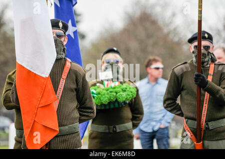 Republican Sinn Fein (RSF) gefallenen Gedenken irischen Freiwilligen während der jährlichen Ostern Steigende gedenken Parade, Belfast, Nordirland. Stockfoto
