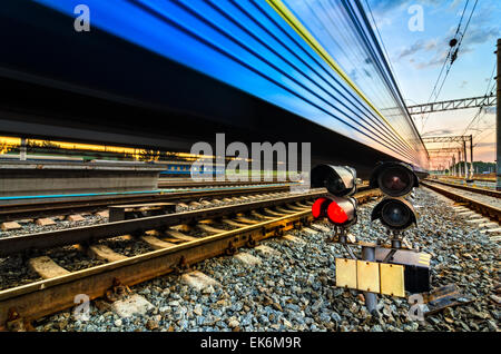 Hochgeschwindigkeitszug mit Bewegungsunschärfe in der Ukraine Stockfoto