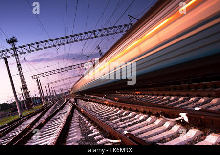 Hochgeschwindigkeitszug mit Bewegungsunschärfe in der Ukraine Stockfoto