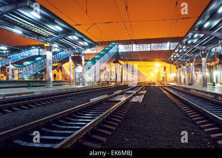 Bahnhof in der Nacht in Donezk. Ukraine Stockfoto