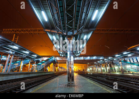 Bahnhof in der Nacht in Donezk. Ukraine Stockfoto