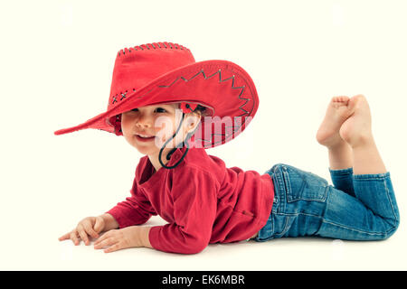 Glückliche kleine Mädchen Cowboy in einem roten Hut auf weißem Hintergrund Stockfoto