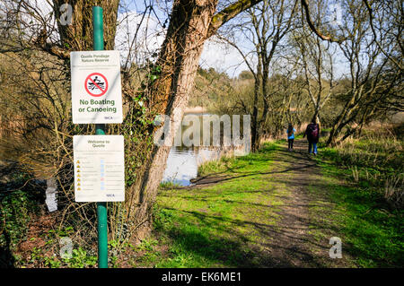 Menschen gehen auf einem Pfad neben dem Fluß Quoile, Downpatrick, Nordirland Stockfoto