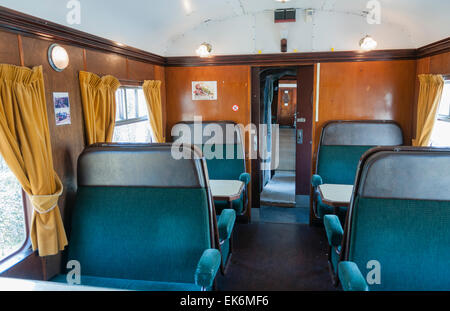 In einem First Class-Wagen eine altmodische Zug mit Vorhängen an den Fenstern Stockfoto
