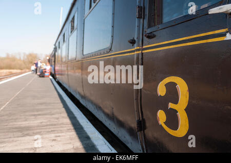 Altmodische drittklassigen Eisenbahnwagen auf einer Plattform. Stockfoto