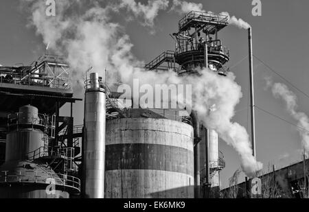 Dies ist ein Beispiel für die Verunreinigung der Luft am Arbeitsplatz. Ein Schornstein nehmen Sie Rauch in einer Zellstoff-Fabrik. Die Luftverschmutzung ist Kontamination Stockfoto