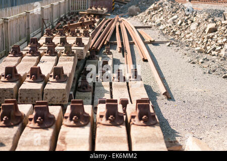 Schienen und Betonschwellen auf einem Track Erweiterung Baustelle. Stockfoto