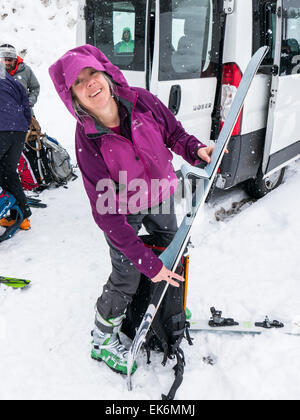 Backcountry Skifahrer ski zum Rifugio Fuciade, Dolomiten, Alpen, Italien wird vorbereitet Stockfoto