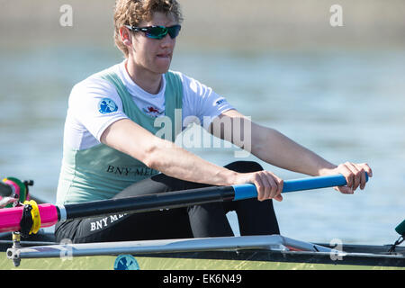 Themse, London, UK zwischen Putney (Start) und Mortlake. 7. April 2015. Cambridge University Boat Club (CUBC) einem Praxis-Ausflug.     Während Tideway Woche (unmittelbar vor der BNY Mellon Regatten, die Mannschaften gehen auf Praxis Ausflügen mit ihren Trainern als letzte Vorbereitung für das Rennen am 11. April.   CUBC:-Bogen: Jasper Holst, 2: Lukas Juckett, 3: Joshua Hooper, 4: Alexander Leichter, 5: William Warr, 6: Matthew Jackson, 7: Ben Rubel, Schlaganfall: Henry Hoffstot, Cox: Ian Middleton. Bildnachweis: Duncan Grove/Alamy Live-Nachrichten Stockfoto