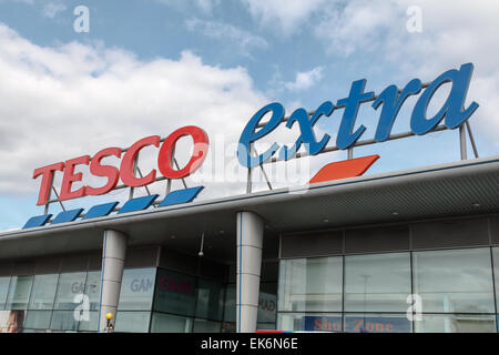 Tesco Extra Schild mit Logo und die Marke in einem Retailpark in Coventry UK Stockfoto