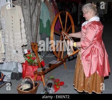 Frau (50-60 Jahre) Spinner in traditioneller Tracht mit einem Hand-angetrieben Spinnrad, Alpaka Garn zu spinnen Stockfoto