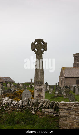 Saint Materiana ist Tintagel Pfarrkirche und hat ein keltisches Kreuz mit Flechten auf dem Kirchhof. Stockfoto