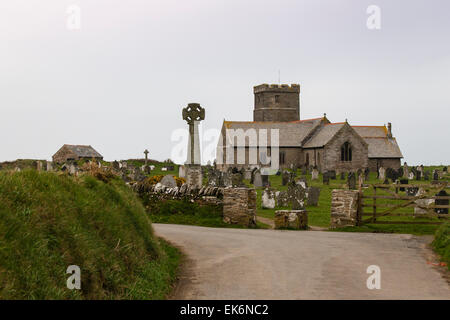 Saint Materiana ist Tintagel Pfarrkirche und hat ein keltisches Kreuz mit Flechten auf dem Kirchhof. Stockfoto