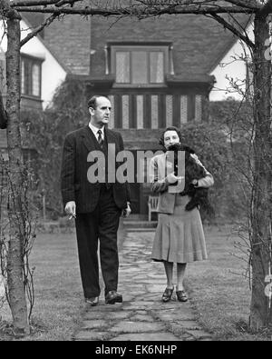 SYDNEY CAMM (1893-1966) Aeronautical Designer bei seiner Thames Ditton 1941 mit Frau Hilda Starnes und ihren Hund Monty nach Hause. Stockfoto