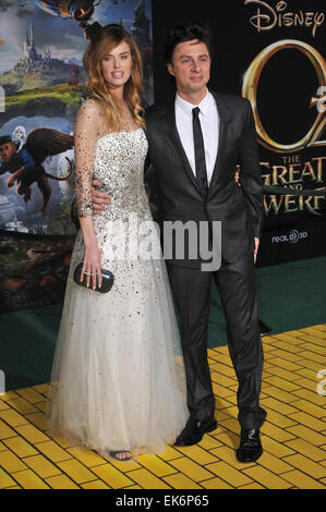 LOS ANGELES, CA - 13. Februar 2013: Zach Braff & Freundin Taylor Bagley bei der Weltpremiere seines Films "Oz: der große und mächtige" am El Capitan Theatre in Hollywood. Stockfoto